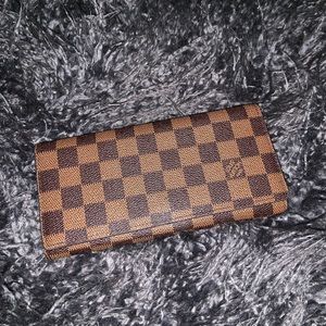 LV Wallet (NOT AUTHENTIC)